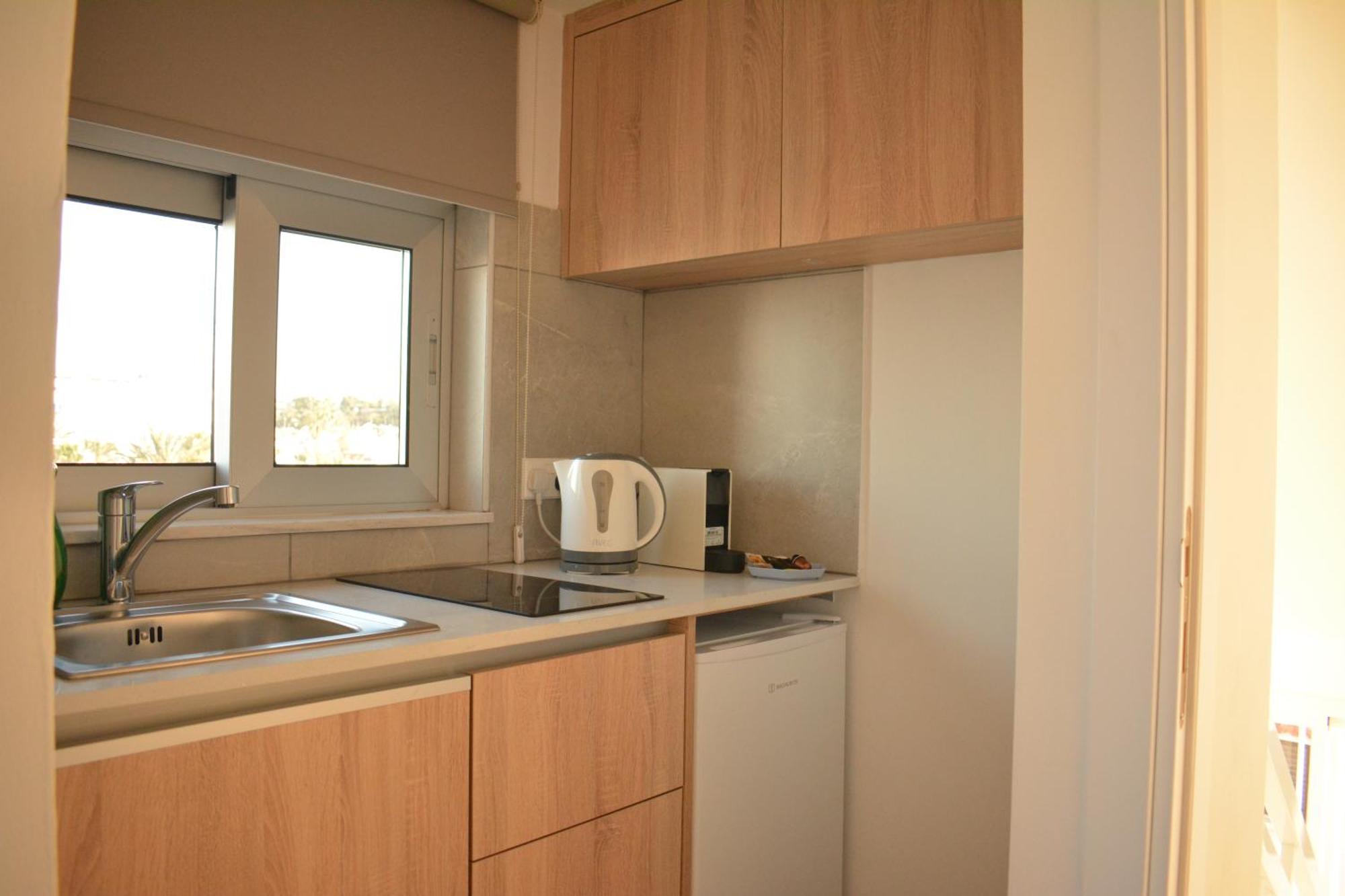 Green Bay Suites Протарас Екстер'єр фото