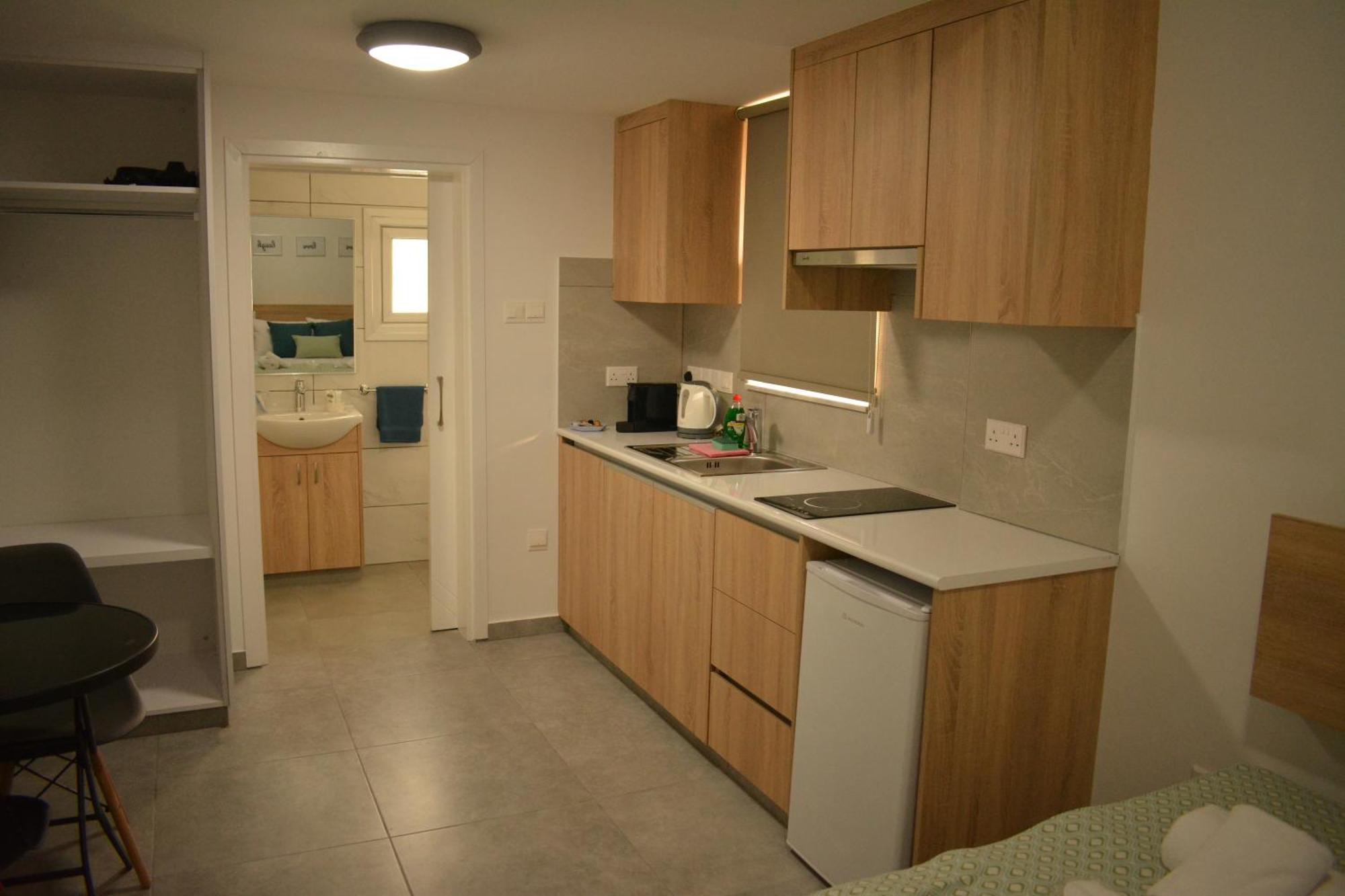 Green Bay Suites Протарас Екстер'єр фото